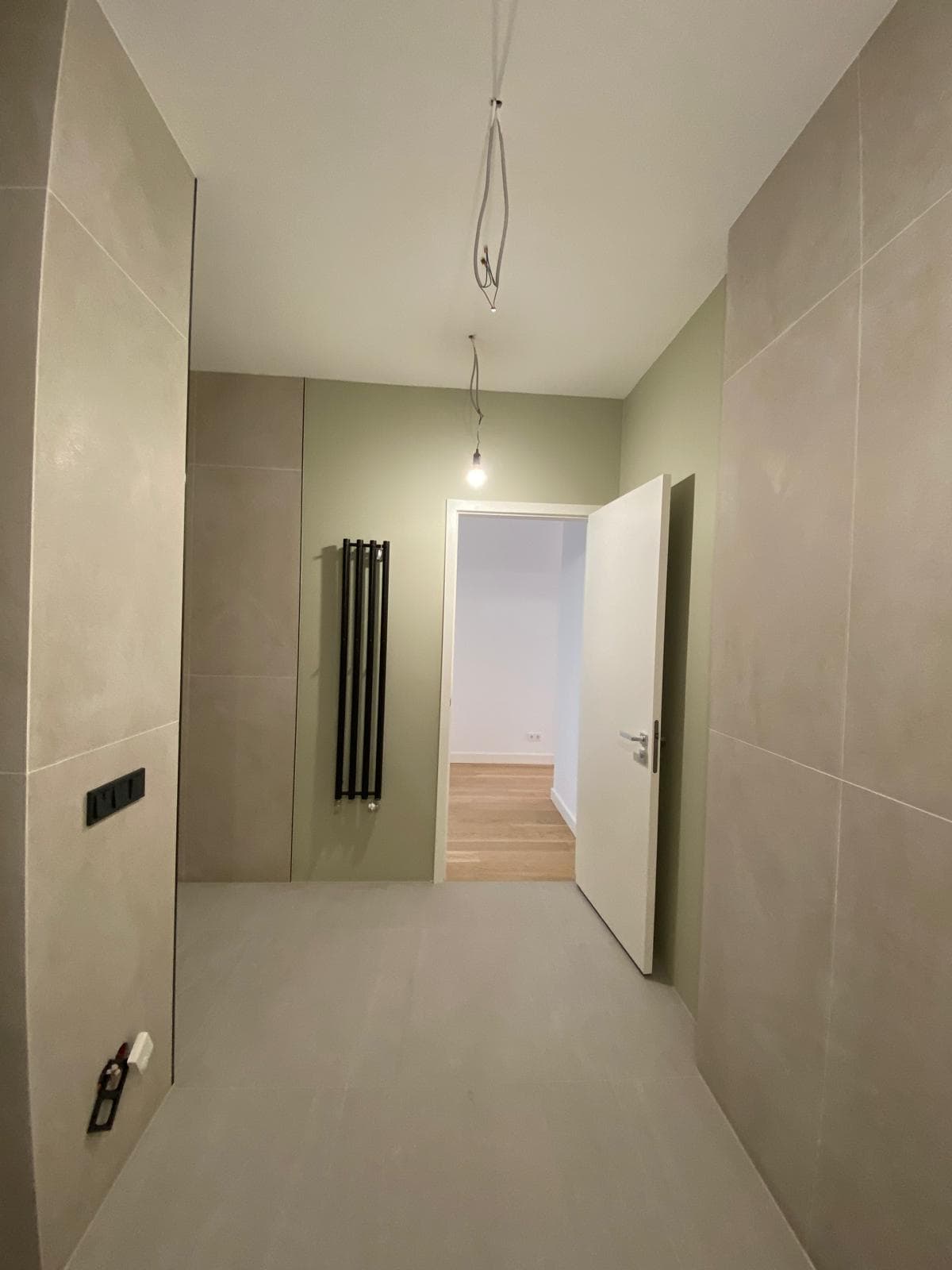 Komplett renoviertes Badezimmer mit Glasdusche