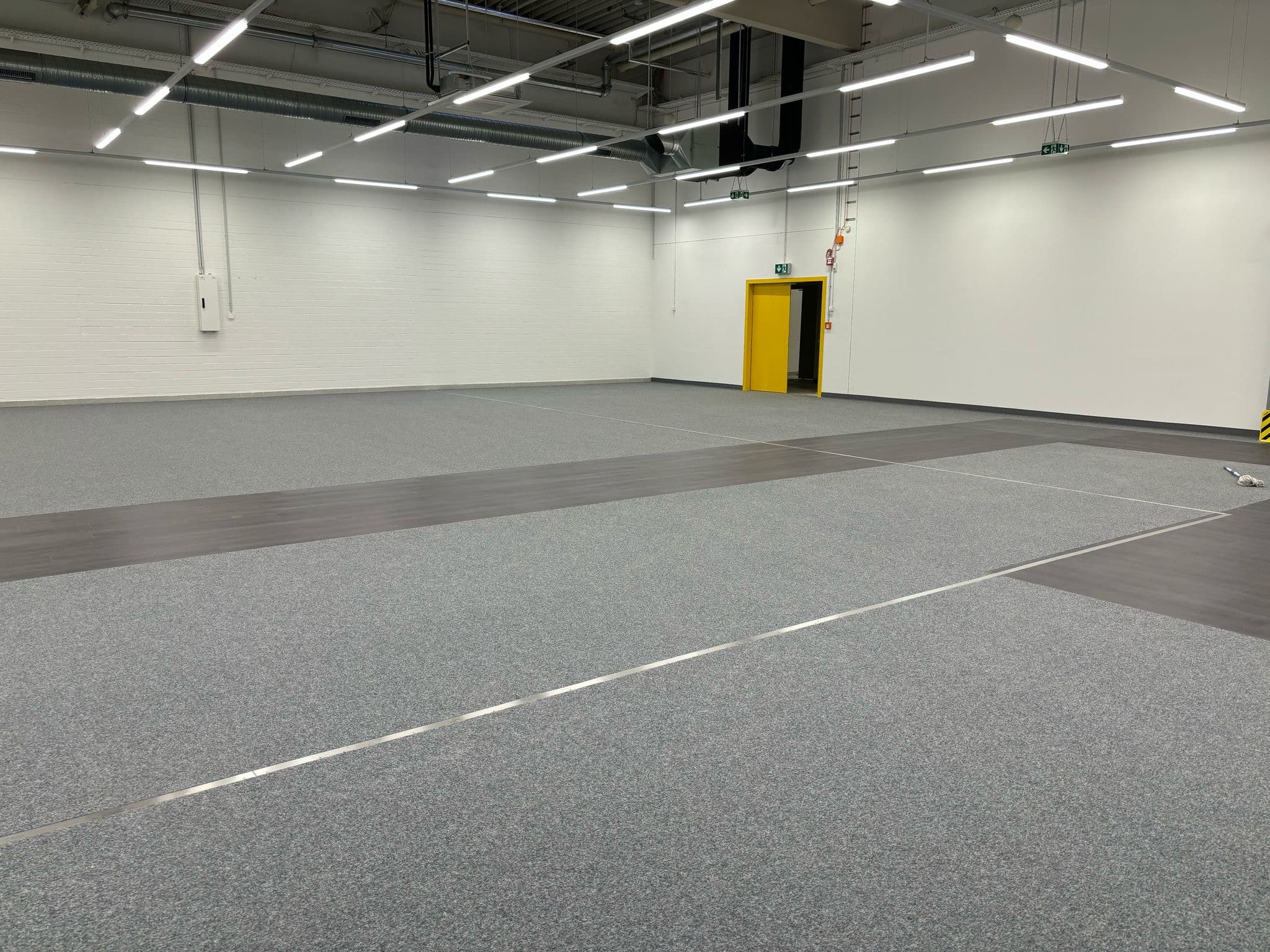 Montagearbeiten an einer Trockenbaukonstruktion