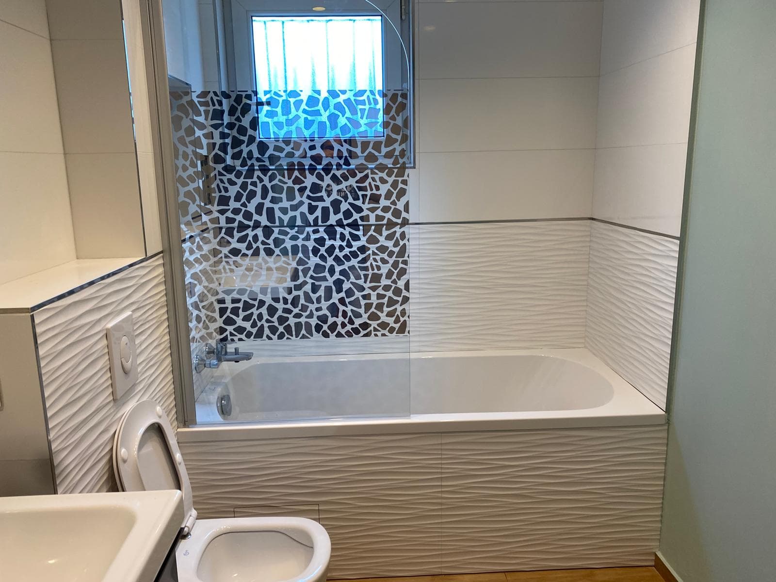 Fassadenarbeiten an einem Wohngebäude mit Gerüst