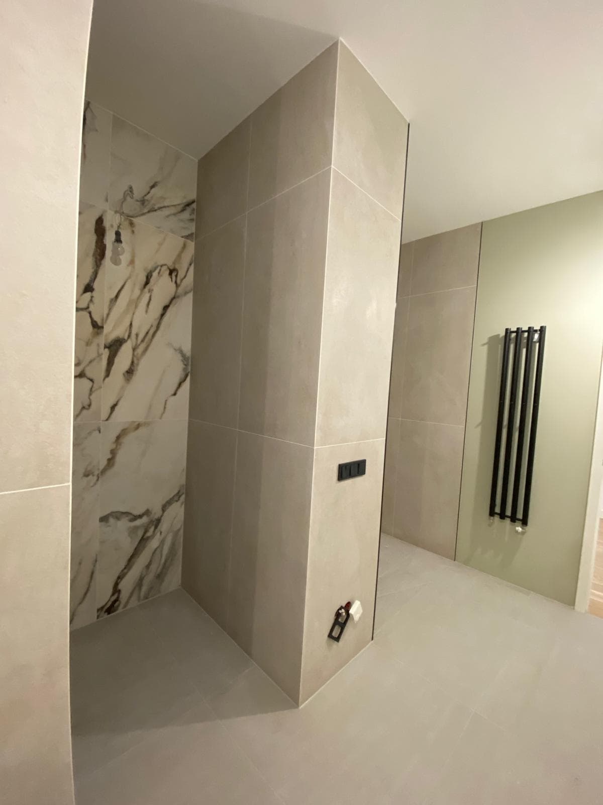 Detailansicht einer frisch verspachtelten Decke