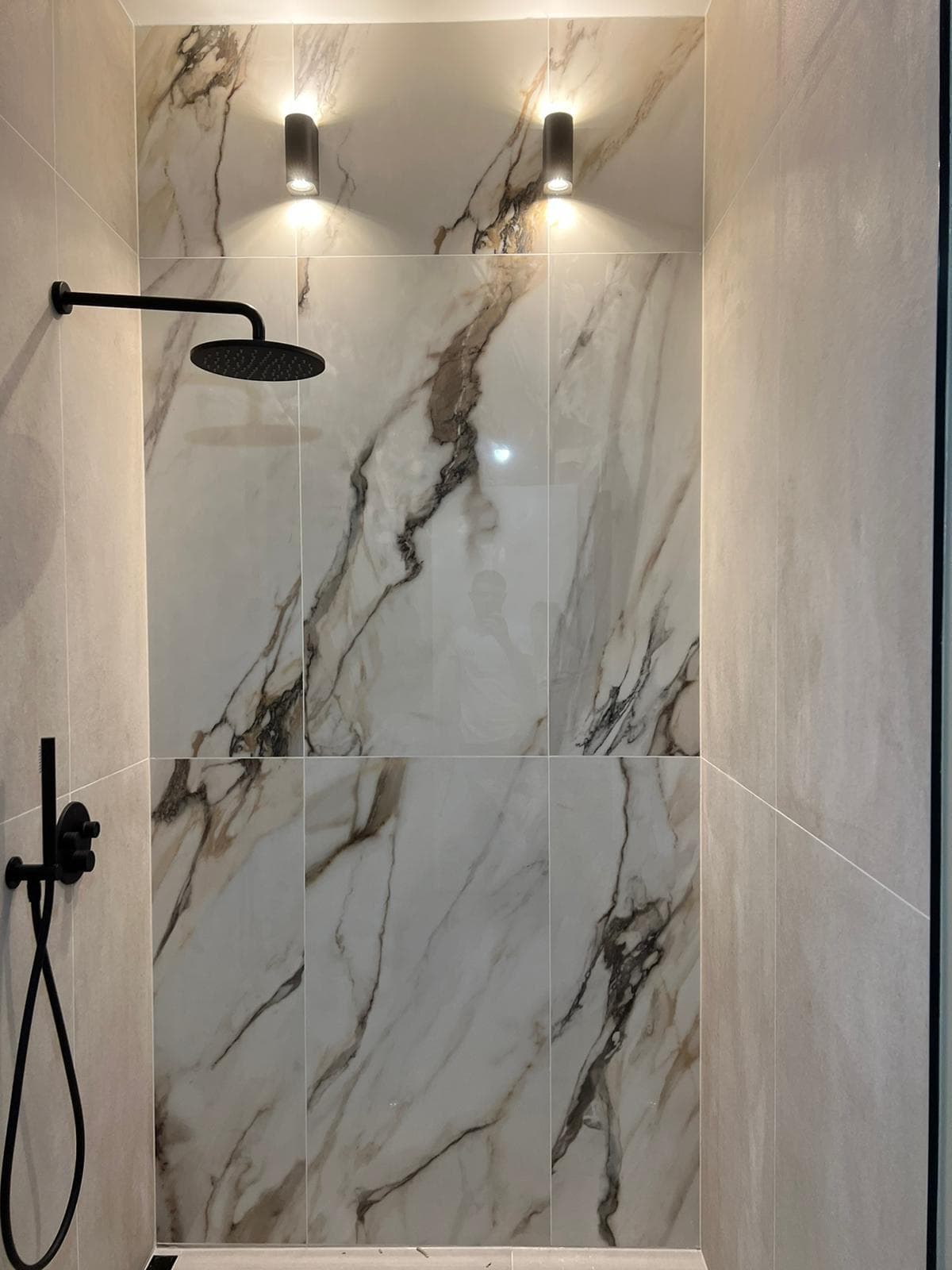 Sanierungsarbeiten in einem hellen Wohnzimmer